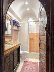 马拉喀什Flair's Family Apartment的浴室配有卫生间、盥洗盆和淋浴。