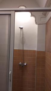 马拉喀什Flair's Family Apartment的带淋浴的浴室,带玻璃门