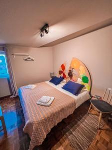 卡米尼亚Casas Sebastião - Tourist House的一间卧室配有一张带冲浪板的床