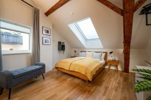 因斯布鲁克NOAS Home的一间卧室配有一张床和天窗