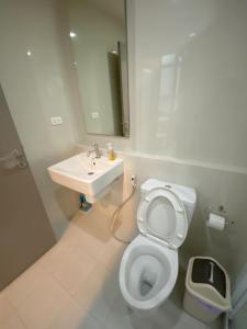 芭堤雅市中心The Base in pattaya的浴室配有白色卫生间和盥洗盆。