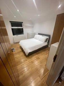 伦敦2 bedroom apartment in HampdenRd的一间小卧室,配有床和窗户