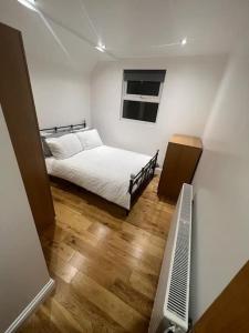 伦敦2 bedroom apartment in HampdenRd的白色的客房设有床和窗户。
