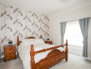 Penmaen-mawr6 Erasmus Street的一间卧室配有一张带鱼墙的床