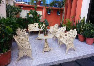 贝伦Hotel Paraiso Belém的庭院配有桌椅和植物