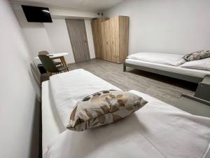 巴尔代约夫Hostel H18的一间卧室设有两张床,墙上配有电视。