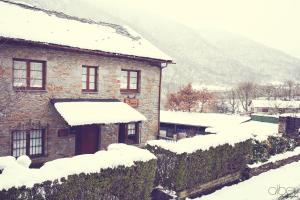 Caboalles de Abajo卡萨农村邦戈旅馆的屋顶上积雪的石头房子