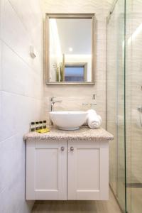 米里纳阿梅达利斯公寓的一间带水槽和镜子的浴室
