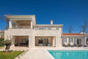 布罗托尼贾Villa Harmony by ILC (Istria Luxury Collection)的一座带游泳池和房子的别墅