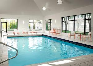 皮博迪波士顿皮博迪假日套房酒店的大楼内的一个蓝色海水游泳池