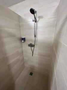巴尔代约夫Hostel H18的浴室内配有淋浴和头顶淋浴