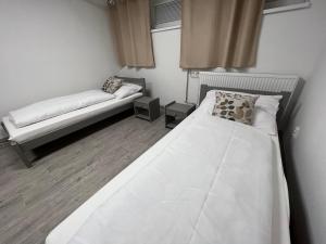 巴尔代约夫Hostel H18的卧室配有一张白色的大床和一张沙发。