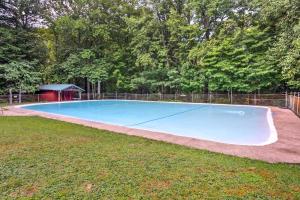 LaughlintownSugar Berry-Remodeled Laughlintown Craftsman Home!的院子里的大型蓝色游泳池
