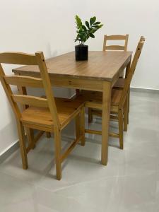 阿什杜德Sima Suite 2的一张带两把椅子的木桌和盆栽植物