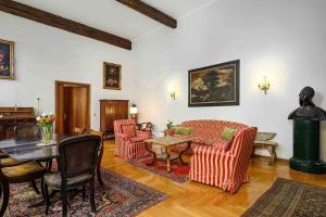 米兰Piazza DUOMO - Antico Appartamento dell'800的客厅配有沙发和桌椅