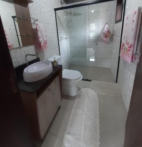 大普拉亚Tiny House Canjerana- Morro do Eurico - Praia Grande-SC的浴室配有卫生间、盥洗盆和淋浴。