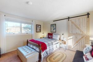 拉德洛Dream Weaver的一间卧室配有床和滑动谷仓门。