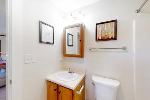 拉德洛Dream Weaver的白色的浴室设有卫生间和水槽。