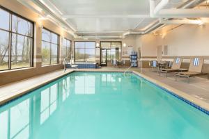 伯米吉卡尔森伯米吉江山旅馆的大楼内的一个蓝色海水游泳池