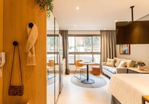 圣保罗Cozzy Suites Paraíso Hotel的酒店客房设有床和客厅。