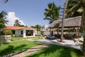 MsambweniOasys House - Beautiful Private Beach Front Home的房屋设有庭院