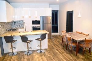 南迪Breeze Apartments的一间带木桌的厨房和一间带用餐室的厨房