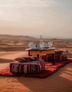 梅尔祖卡Luxury Local Camp的沙漠中的一个桌子
