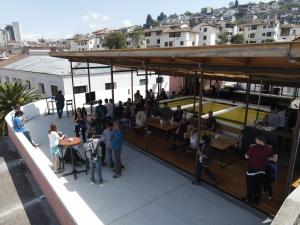 基多Community Hostel Quito的一群人站在建筑物屋顶上