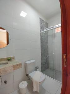 Paulino NevesPOUSADA DOS LAGOS的白色的浴室设有卫生间和淋浴。