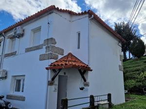 科维良Moradia T2 em bairro pitoresco da Covilhã的白色房子,有红色屋顶