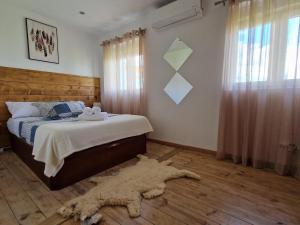 科维良Moradia T2 em bairro pitoresco da Covilhã的卧室配有一张床,地板上铺有地毯