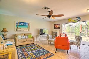 北迈尔斯堡Pet-Friendly Fort Myers Home with Heated Pool!的客厅配有沙发、椅子和吊扇