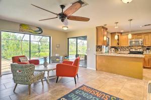 北迈尔斯堡Pet-Friendly Fort Myers Home with Heated Pool!的厨房以及带桌椅的起居室。