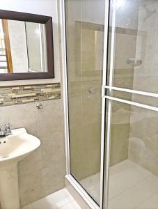 圣安德烈斯Espectacular Apartamento con Vista al Mar的带淋浴和盥洗盆的浴室