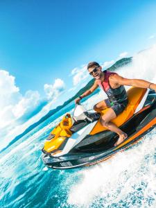 汉密尔顿岛棕榈简易别墅酒店的水中骑摩托艇的人