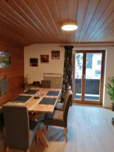 蒂罗尔-基希贝格Haus Spertental的一间带木桌和椅子的用餐室