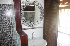 赖阿特阿岛机场简易别墅度假屋的一间浴室