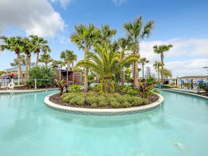 达文波特Windsor Island Vacation Pool Home的度假村内一座种有棕榈树的大型游泳池