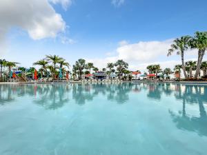 达文波特Windsor Island Vacation Pool Home的一座棕榈树环绕的大型游泳池