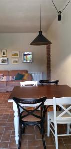 渥尔特拉Podere Campiano的一间带桌椅和沙发的用餐室