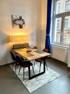 维也纳Sehr Zentrale Wohnung-Loftstyle-的一间带木桌和椅子的用餐室