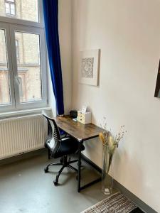 维也纳Sehr Zentrale Wohnung-Loftstyle-的一张桌子,房间配有椅子和窗户