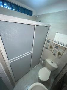 卡塔赫纳Casa Rebecca 39-41的一间带卫生间和淋浴间的浴室