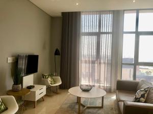 哈博罗内Urban Awe Apartment: iTowers 21st Floor的带沙发和电视的客厅