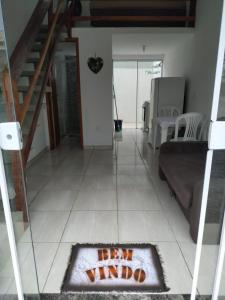 皮涅拉Loft/APTO em Praia da Pinheira的一间客厅,地板上铺有地毯