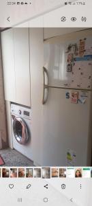马德普拉塔Departamento planta alta chauvin的厨房配有带洗衣机的白色冰箱