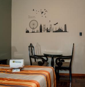 利马Hostal Carlos Tenaud的配有桌椅和鸟桌子的房间