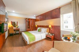 河内Emerald Boutique Hotel的配有一张床和一张书桌的酒店客房