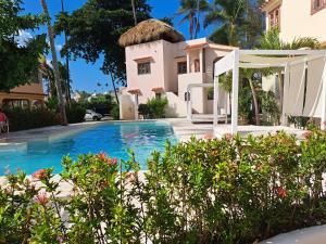 蓬塔卡纳Beach Villas & Apartments Larimar的别墅前设有游泳池
