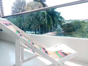 辛塞莱霍MALALA3 depa amoblado的棕榈树景阳台的躺椅